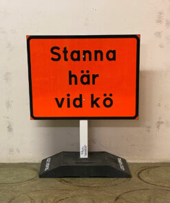 Covid-19-skyltar-Stanna-vid-kö